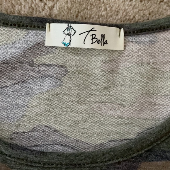 NWOT Camo crop top with red stripe sleeves - Picture 2 of 4